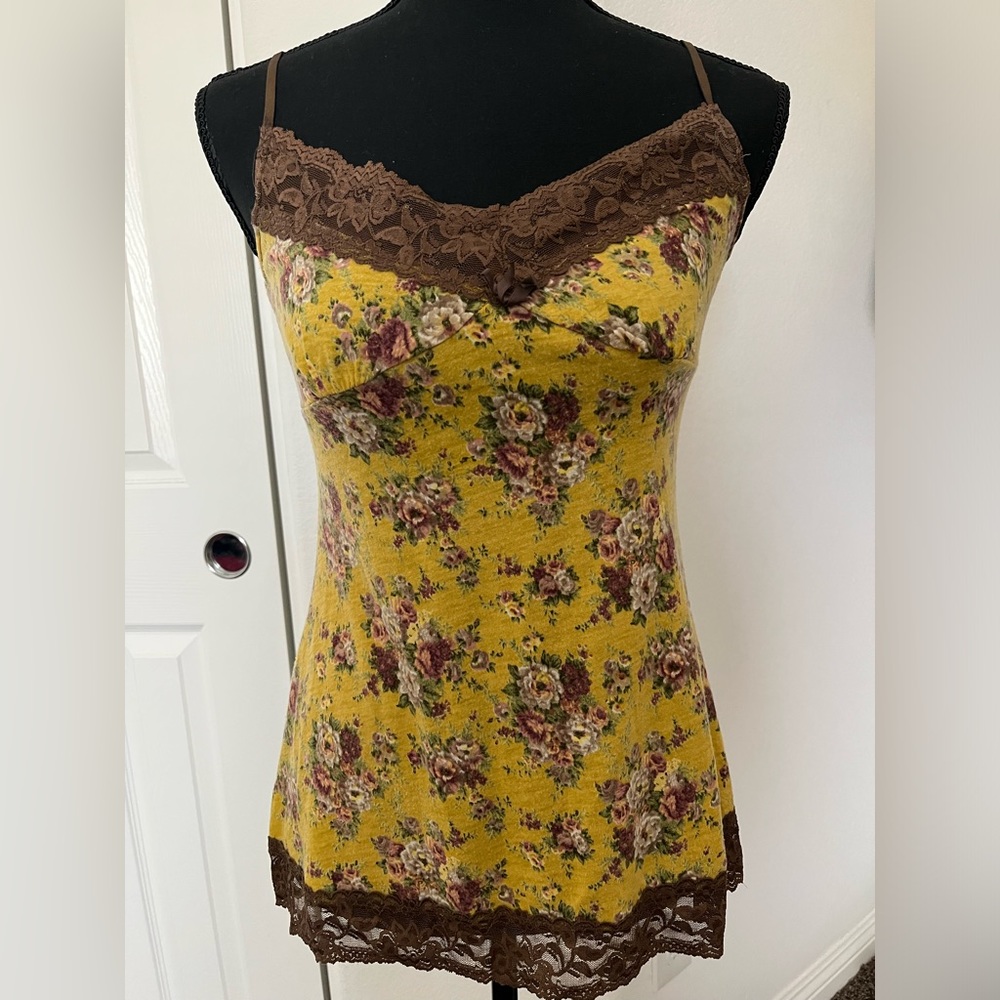 yellow brown tank top is giving TB 90’s